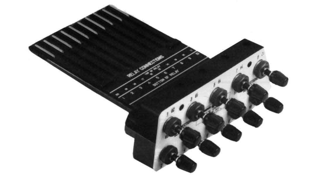 Fiche de test (tous les relais BE1) avec fiches de connexion, Basler p/n&nbsp;: 10095